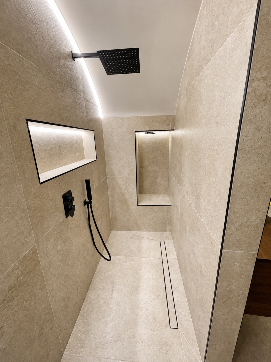 Doccia walk-in con soffione a pioggia e nicchia illuminata